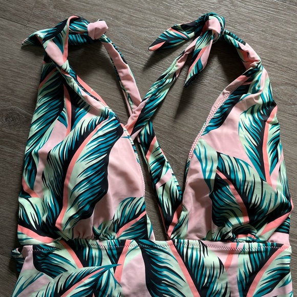 Pink plunging bathing suit with palm leaves - Picture 2 of 3